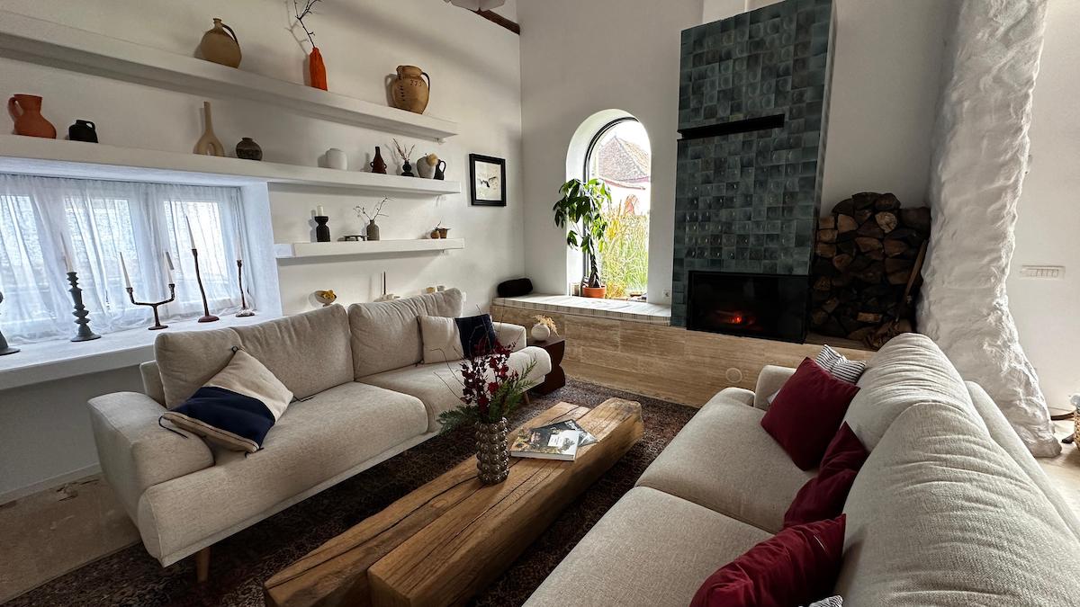 O ruină a prins viață: Un cuplu a renovat o casă veche din Porumbacu de Sus și a transformat-o în casă de oaspeți. „Era totul părăsit. Nu am putut intra în ea”