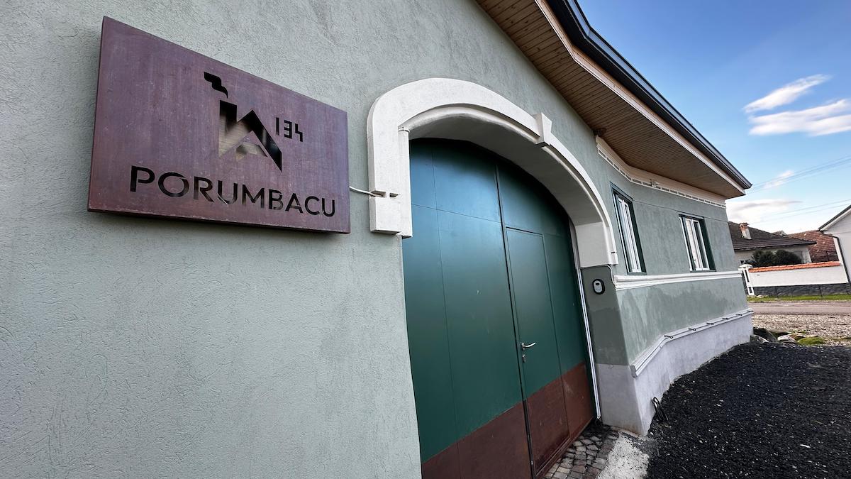 O ruină a prins viață: Un cuplu a renovat o casă veche din Porumbacu de Sus și a transformat-o în casă de oaspeți. „Era totul părăsit. Nu am putut intra în ea”