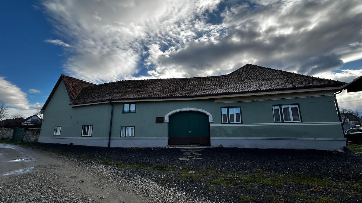 O ruină a prins viață: Un cuplu a renovat o casă veche din Porumbacu de Sus și a transformat-o în casă de oaspeți. „Era totul părăsit. Nu am putut intra în ea”