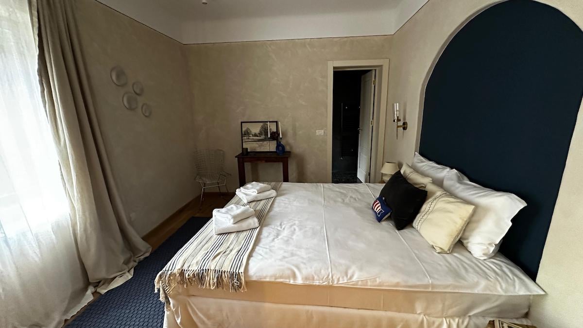 O ruină a prins viață: Un cuplu a renovat o casă veche din Porumbacu de Sus și a transformat-o în casă de oaspeți. „Era totul părăsit. Nu am putut intra în ea”