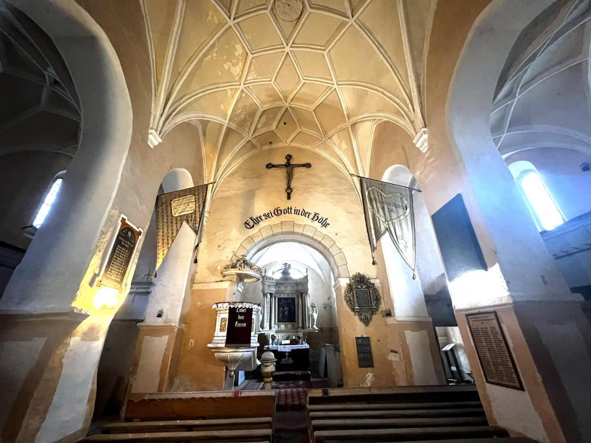 Dealu Frumos, satul din județul Sibiu cu slănină veche de 35 de ani. Martin Maurer, unul dintre cei zece sași din sat: „Cea mai veche este bucata mai mare. Multă vreme nu s-a știut cine îi era proprietarul”