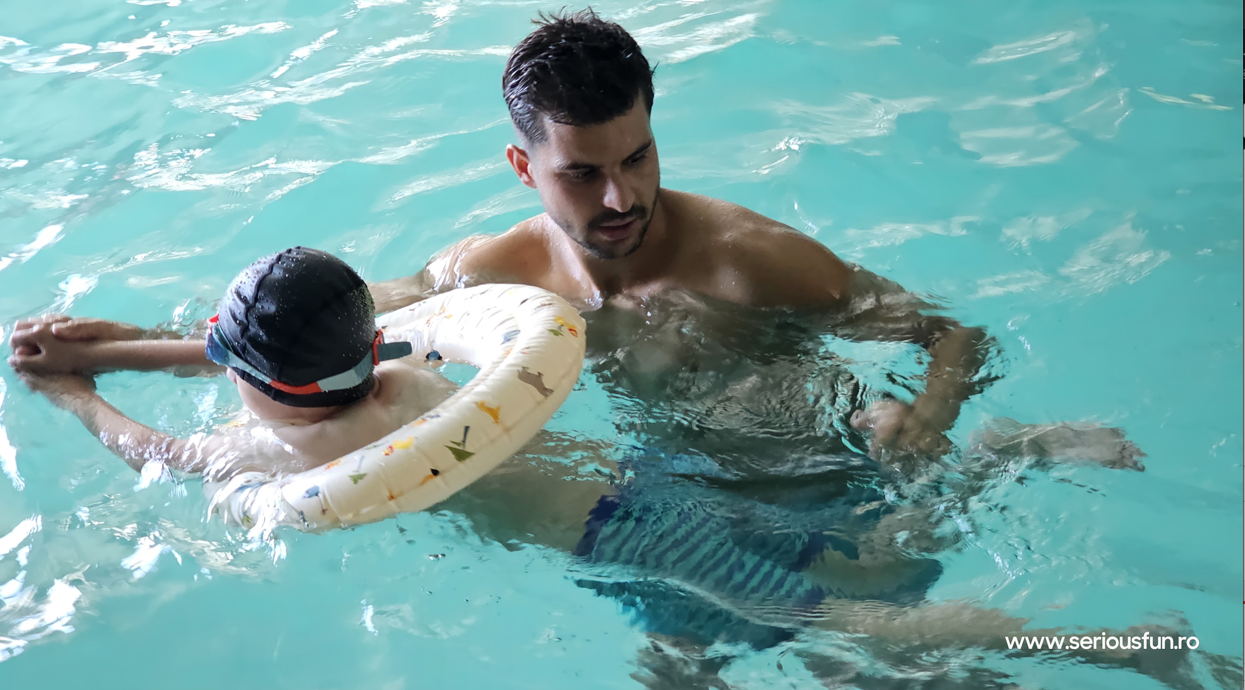 SeriousFun: O echipă de sibieni îi învață pe copii să înoate și organizează tabere pentru ei: Îi lăsăm pe cei mici să evolueze în ritmul lor