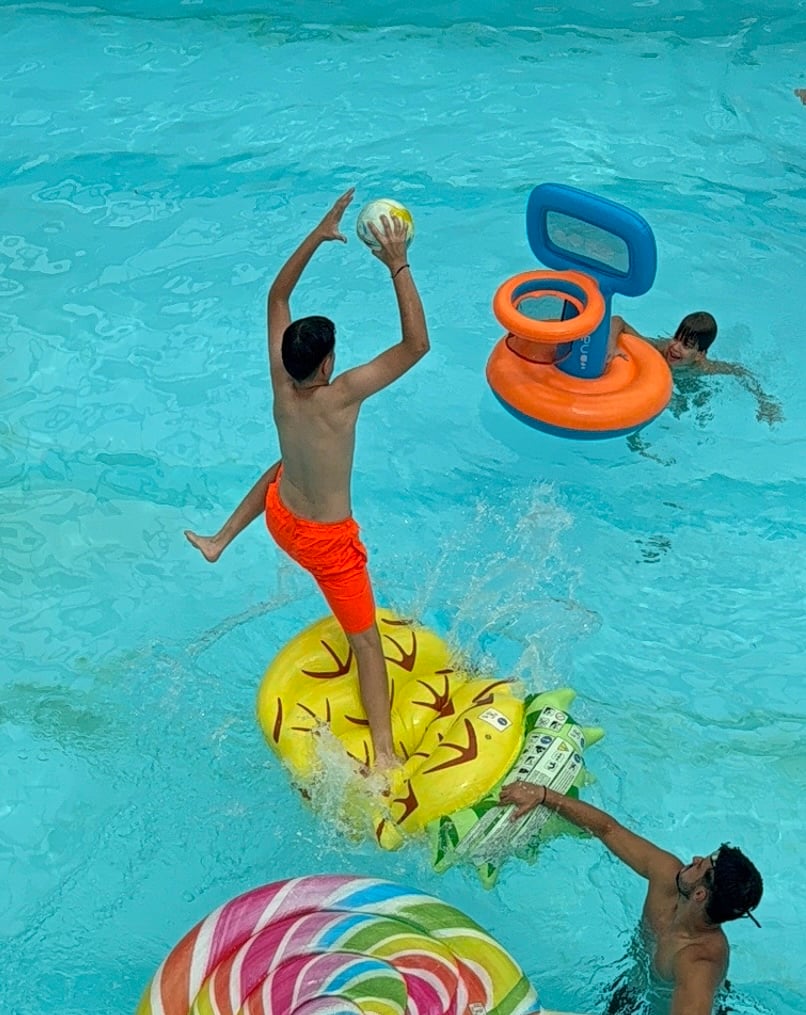 SeriousFun: O echipă de sibieni îi învață pe copii să înoate și organizează tabere pentru ei: Îi lăsăm pe cei mici să evolueze în ritmul lor