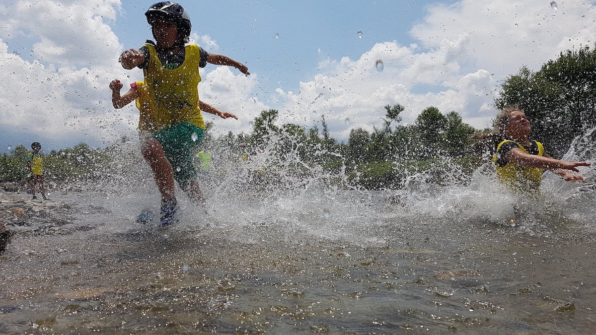 SeriousFun: O echipă de sibieni îi învață pe copii să înoate și organizează tabere pentru ei: Îi lăsăm pe cei mici să evolueze în ritmul lor