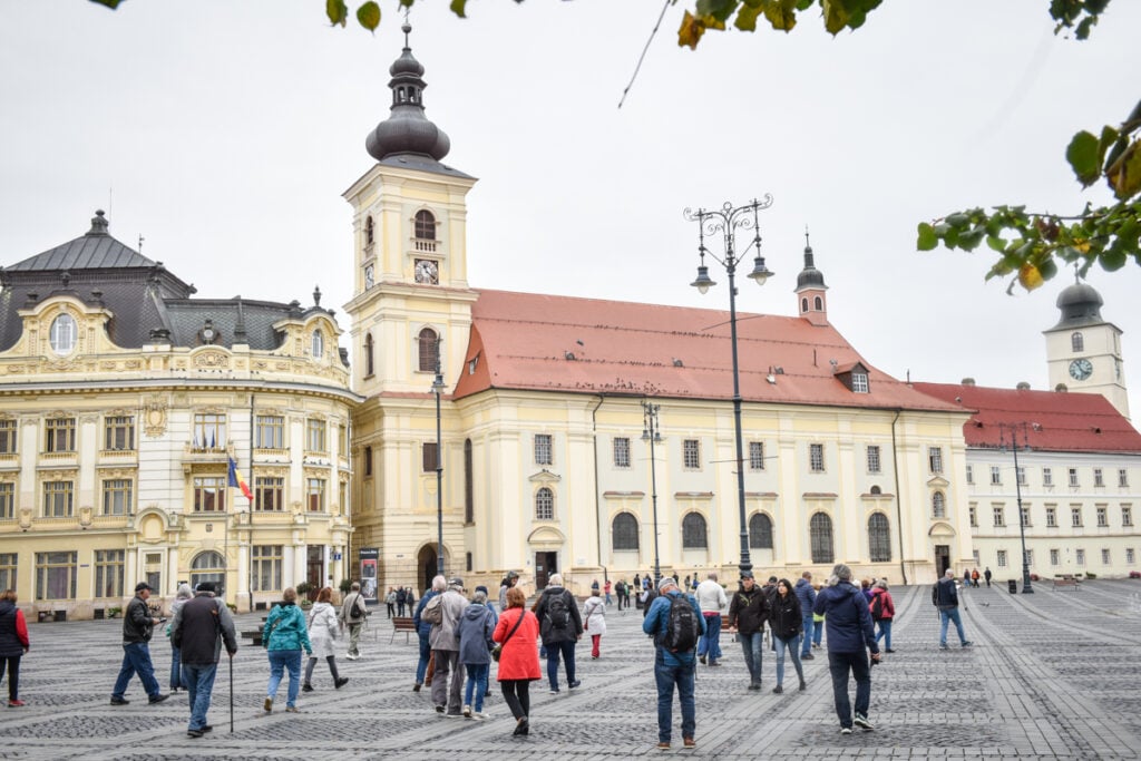 turisti-toamna-sibiu-piata-mare-meteo-1-hfs1