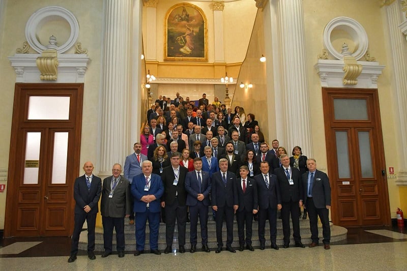 Rectorul ULBS a semnat o nouă rezoluție a Consorțiului Universitaria: anularea interdicției cumulului pensiei cu salariul, deblocarea angajărilor și indexarea burselor cu inflația