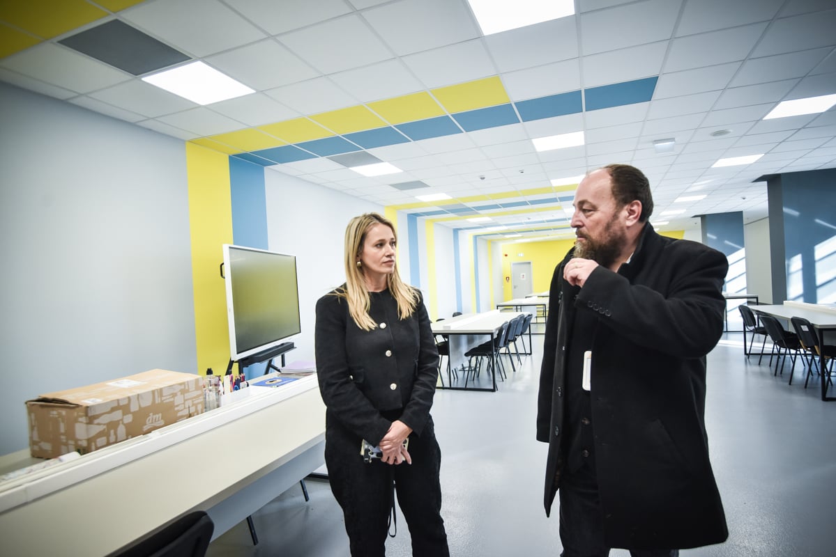 Clasă cu vedere la gazon. Am fost să vedem cum s-au adaptat elevii și profesorii de la I.L. Caragiale în sălile de la stadion. Învățător: „Suntem obișnuiți să ne mutăm peste tot”
