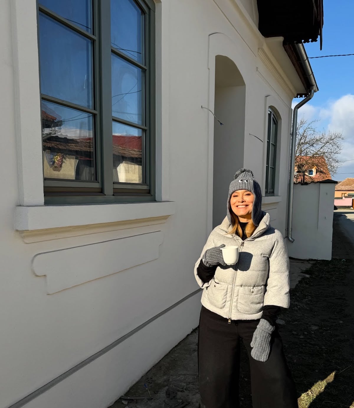 „A lu’Escana”: Andreea Esca investește într-un spațiu cultural pentru comunitate, la Porumbacu de Jos. „Când ajung aici redevin fetița de câțiva ani”