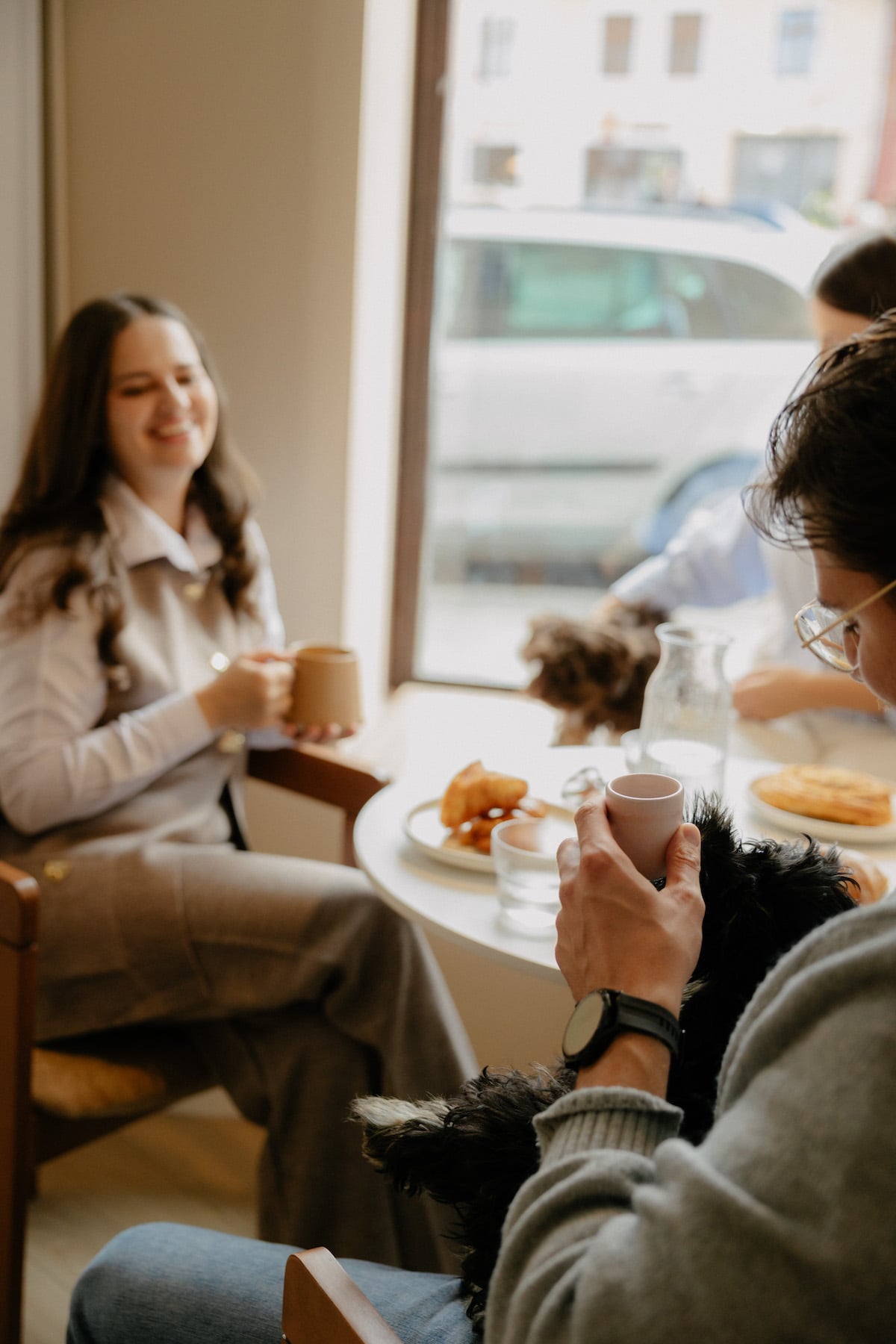 Două surori din Sibiu au deschis o cafenea pet friendly în Orașul de Jos. 90% din profit îl donează mamelor minore