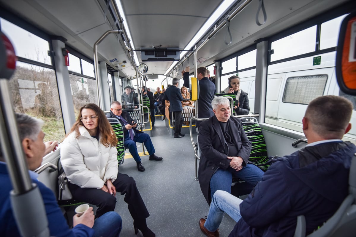 „Este o construcție unică”. O structură de peste 1.100 de tone oferă acoperiș parcării extinse a Tursib. Numeroși primari și directori au participat la inaugurarea noii parcări