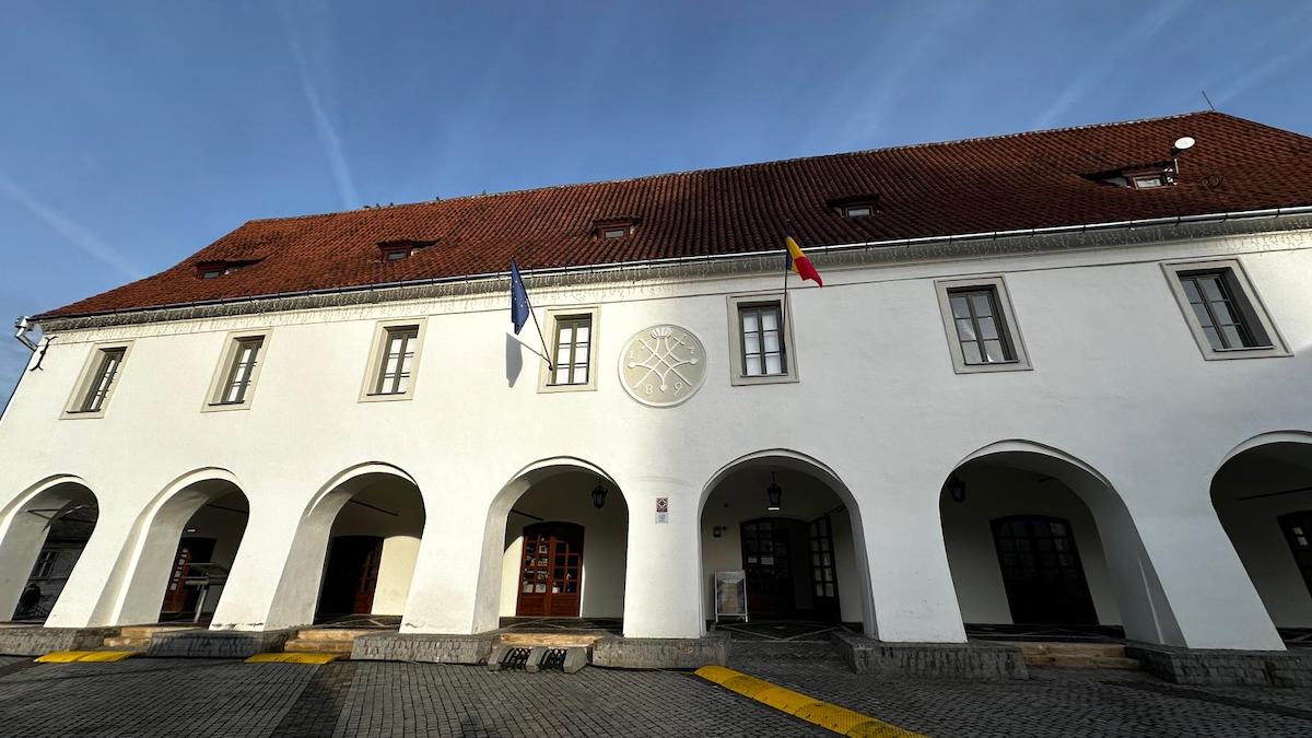 Blazoanele Sibiului. O plimbare pe drumul semnelor din piatră. Răzvan Pop: „Spun o poveste a elitei și a orașului în sine”