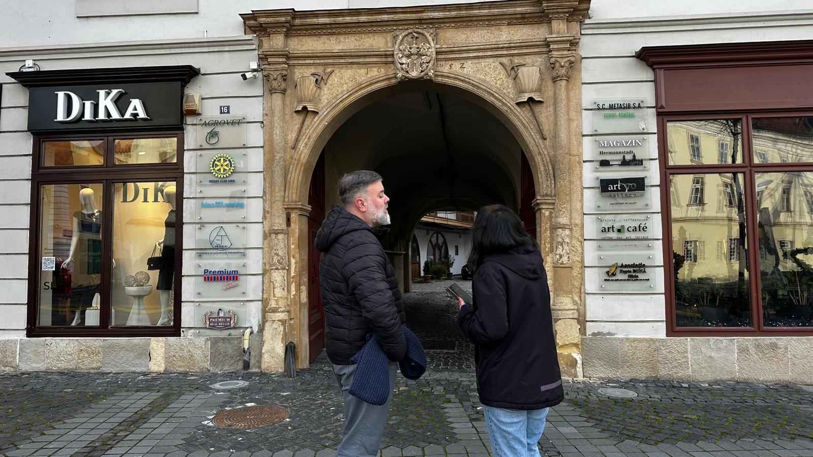 Blazoanele Sibiului. O plimbare pe drumul semnelor din piatră. Răzvan Pop: „Spun o poveste a elitei și a orașului în sine”