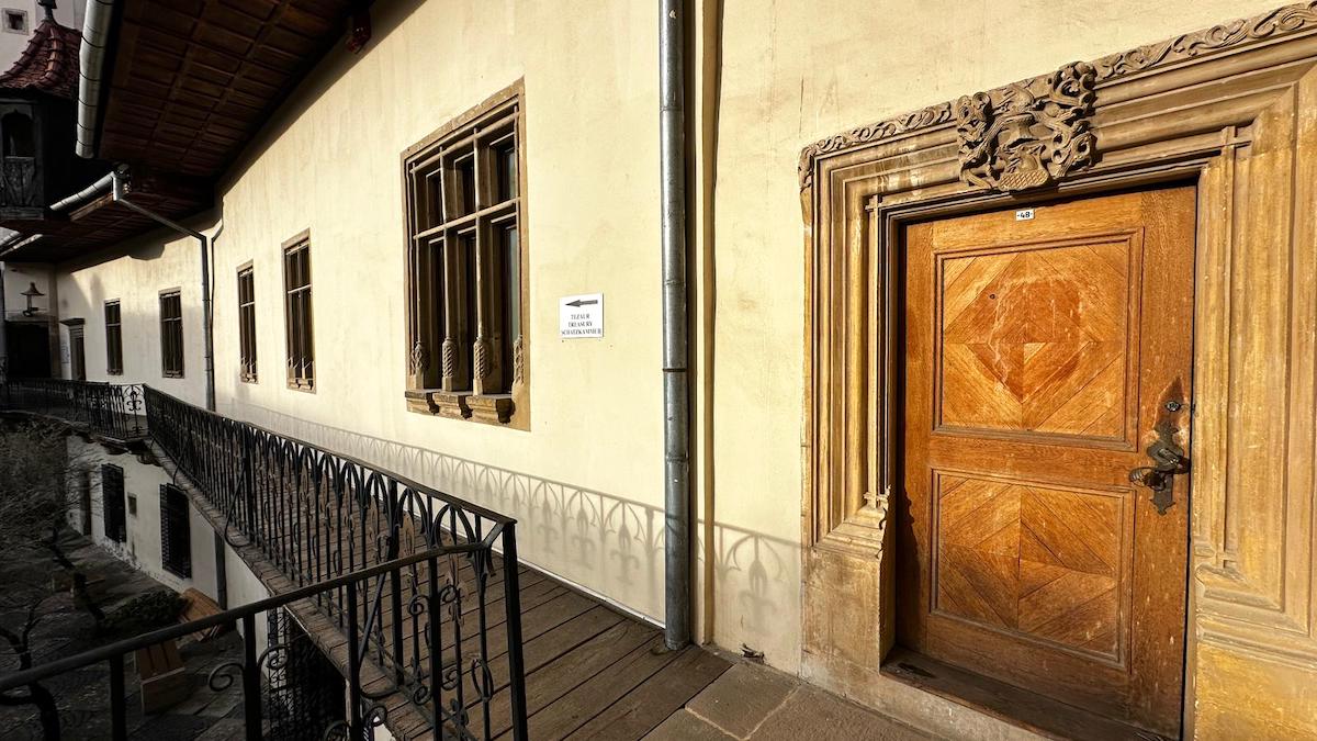 Blazoanele Sibiului. O plimbare pe drumul semnelor din piatră. Răzvan Pop: „Spun o poveste a elitei și a orașului în sine”