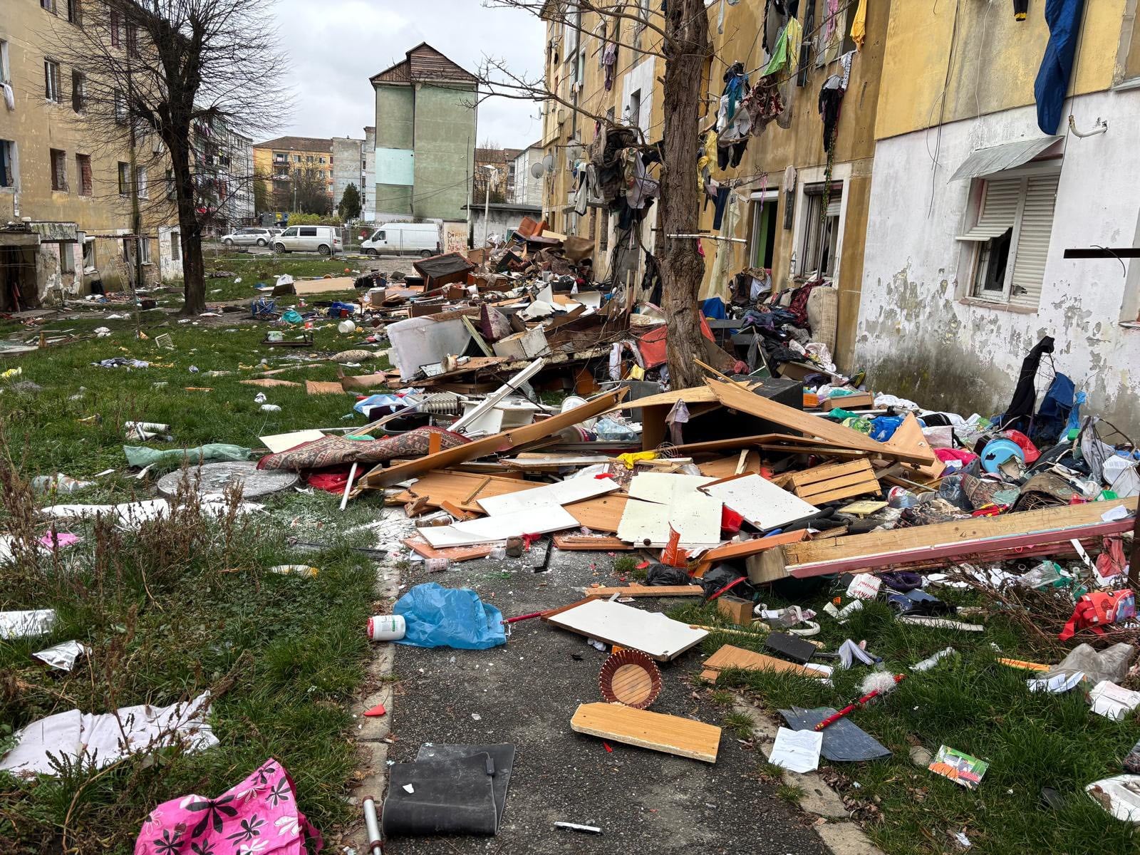 La Mediaș au fost demolate două blocuri, considerate „un focar de infecție”. Primar: O parte din cei evacuați au primit locuințe sociale, iar alții au emigrat