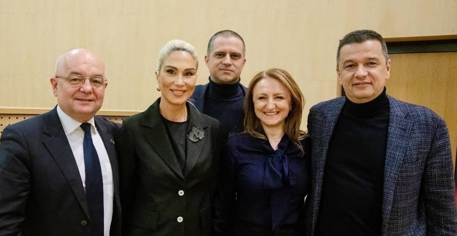 Emil Boc, Raluca Turcan, Bogdan Trif, Daniela Cîmpean și Sorin Grindeanu, în sala Consiliului Județean Sibiu, pe când alianța PSD - PNL guverna țara. Foto: CJ Sibiu