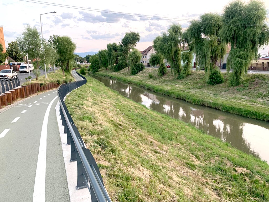 Traseul pietonal va fi amenajat vizavi de malul pe care a fost consturită pista de biciclete. Foto: turnulsfatului.ro