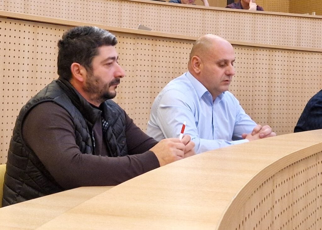 Cristian Bratu (stânga) a stat cu ursul la ușă, seara trecută. Foto: arhiva turnulsfautului.ro