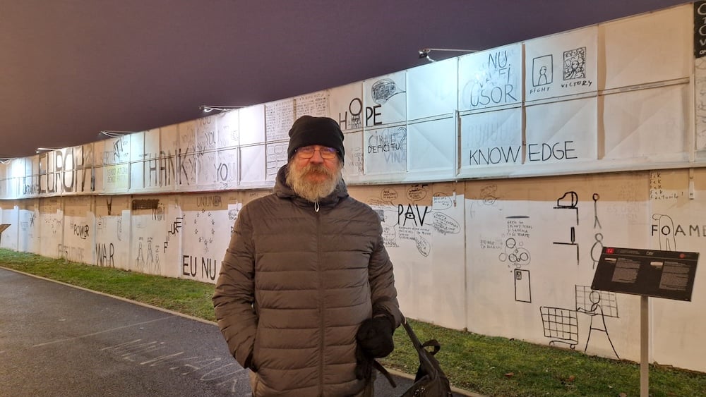 Lansare inedită de carte, pe marginea drumului, printre sirene și motoare turate. Dan Perjovschi: Țara asta e într-o depresie permanentă și tot timpul pe buza prăpastiei