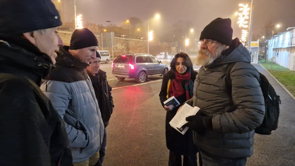 Lansare inedită de carte, pe marginea drumului, printre sirene și motoare turate. Dan Perjovschi: Țara asta e într-o depresie permanentă și tot timpul pe buza prăpastiei