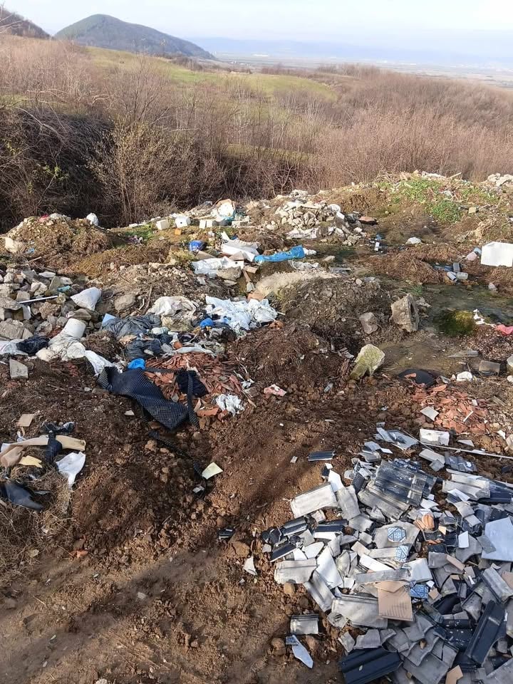 Deșeurile din natură au început să miroasă până la Prefectură – ordin pentru controale timp de două luni. Cel mai recent exemplu se vede din satelit până lângă Poplaca