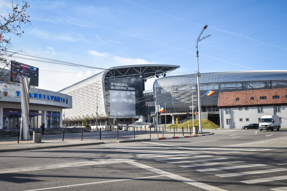 Clasă cu vedere la gazon. Am fost să vedem cum s-au adaptat elevii și profesorii de la I.L. Caragiale în sălile de la stadion. Învățător: „Suntem obișnuiți să ne mutăm peste tot”