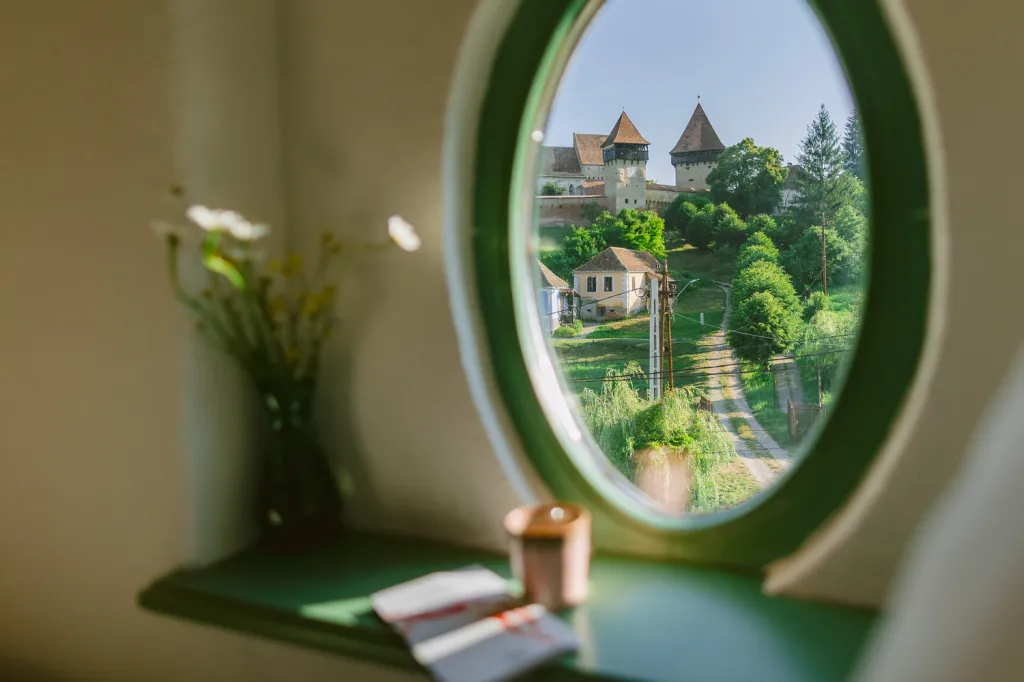 AlmaCalma: Un cuplu din București a transformat o casă săsească din Alma Vii într-o pensiune restaurată cu metode tradiționale: „Deși a fost foarte greu și uneori frustrant, ne-a plăcut lupta asta”