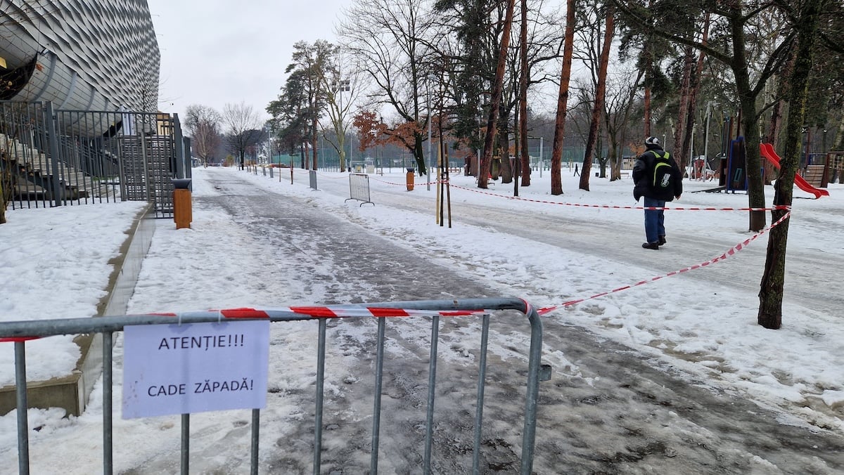 ACTUALIZARE S-a redeschis circulația pe strada Octavian Goga. A fost curățată zăpada de pe acoperișul Stadionului Municipal