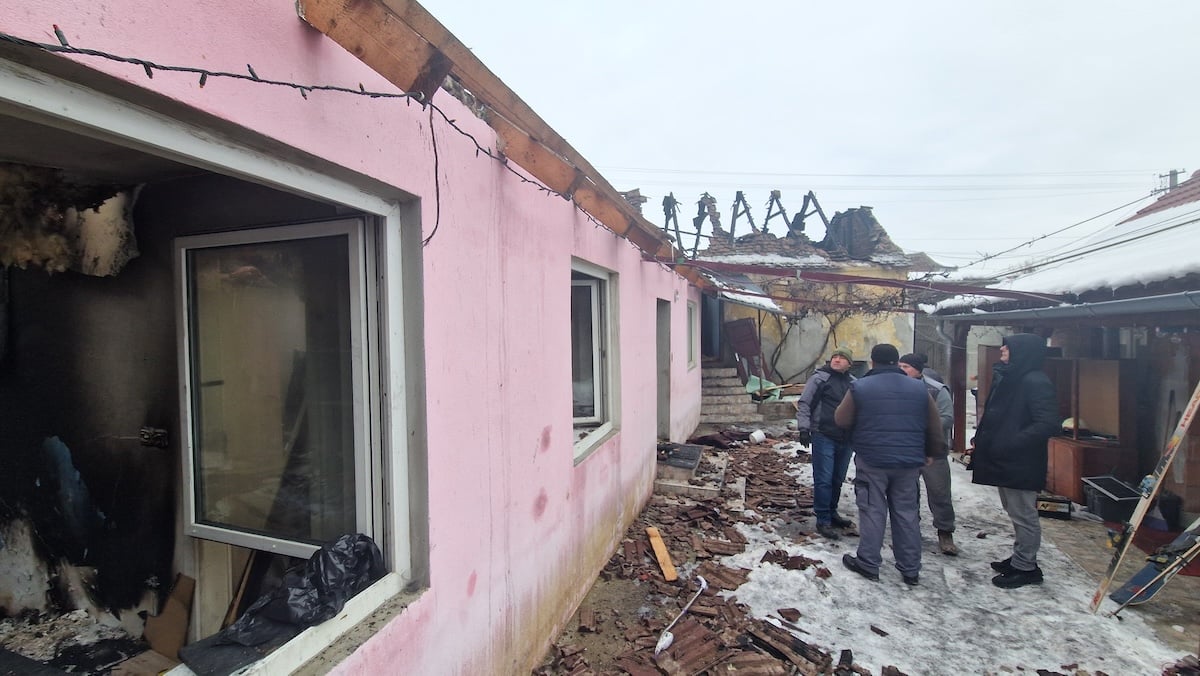 Exemplu de omenie în Orlat: Zeci de locuitori au venit voluntar să ajute femeia căreia i-a ars casa și a rămas cu copiii în frig