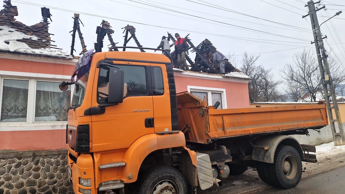 Exemplu de omenie în Orlat: Zeci de locuitori au venit voluntar să ajute femeia căreia i-a ars casa și a rămas cu copiii în frig