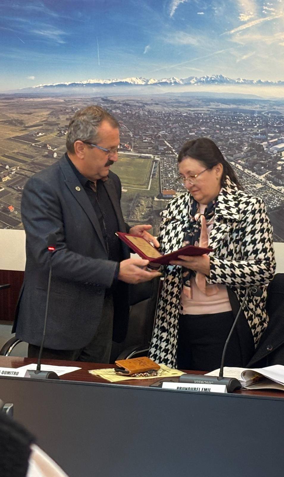 A condus 36 de ani biblioteca și a modernizat muzeul orașului: Maria Grancea a primit titlul de cetățean de onoare al Avrigului