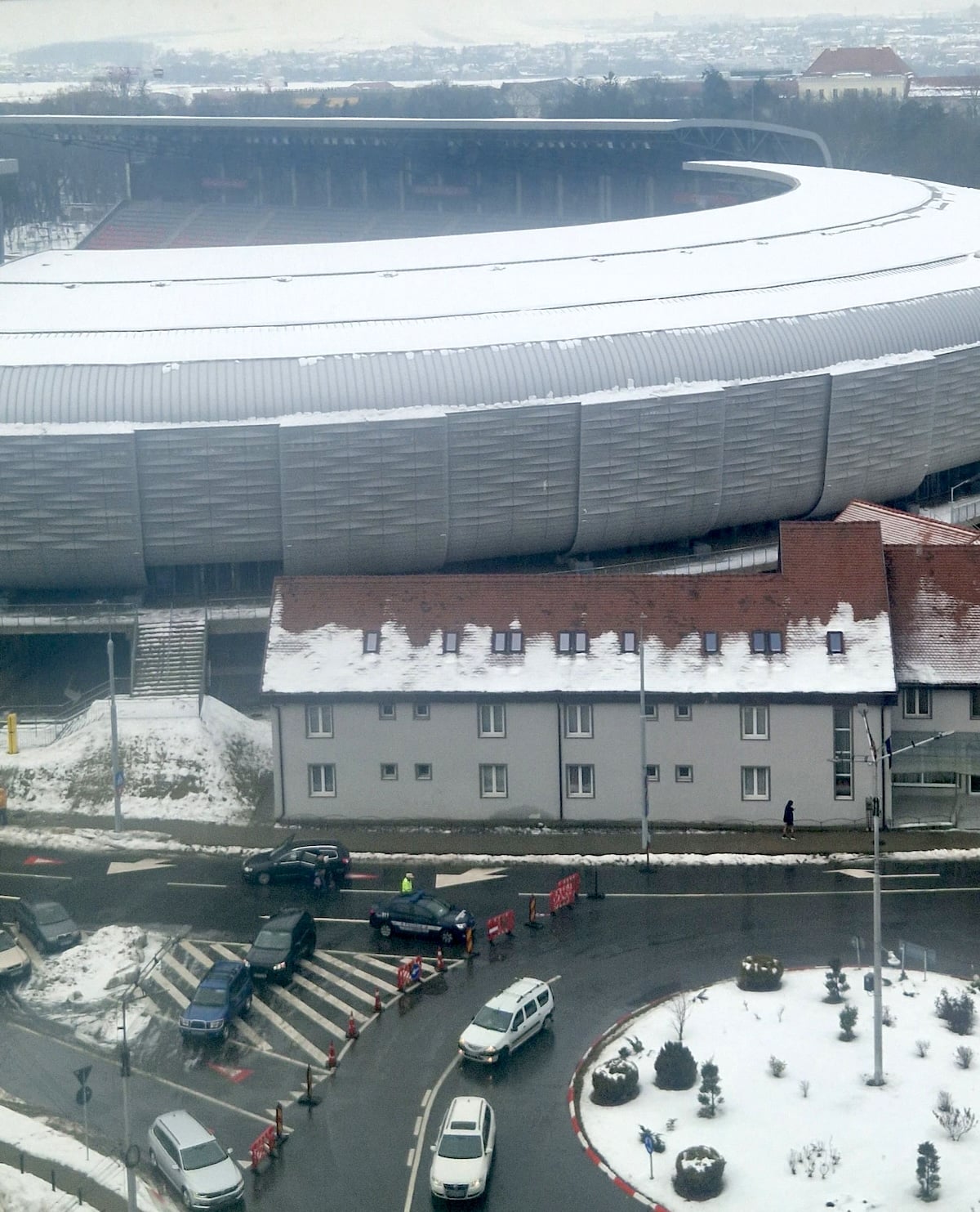 ACTUALIZARE S-a redeschis circulația pe strada Octavian Goga. A fost curățată zăpada de pe acoperișul Stadionului Municipal