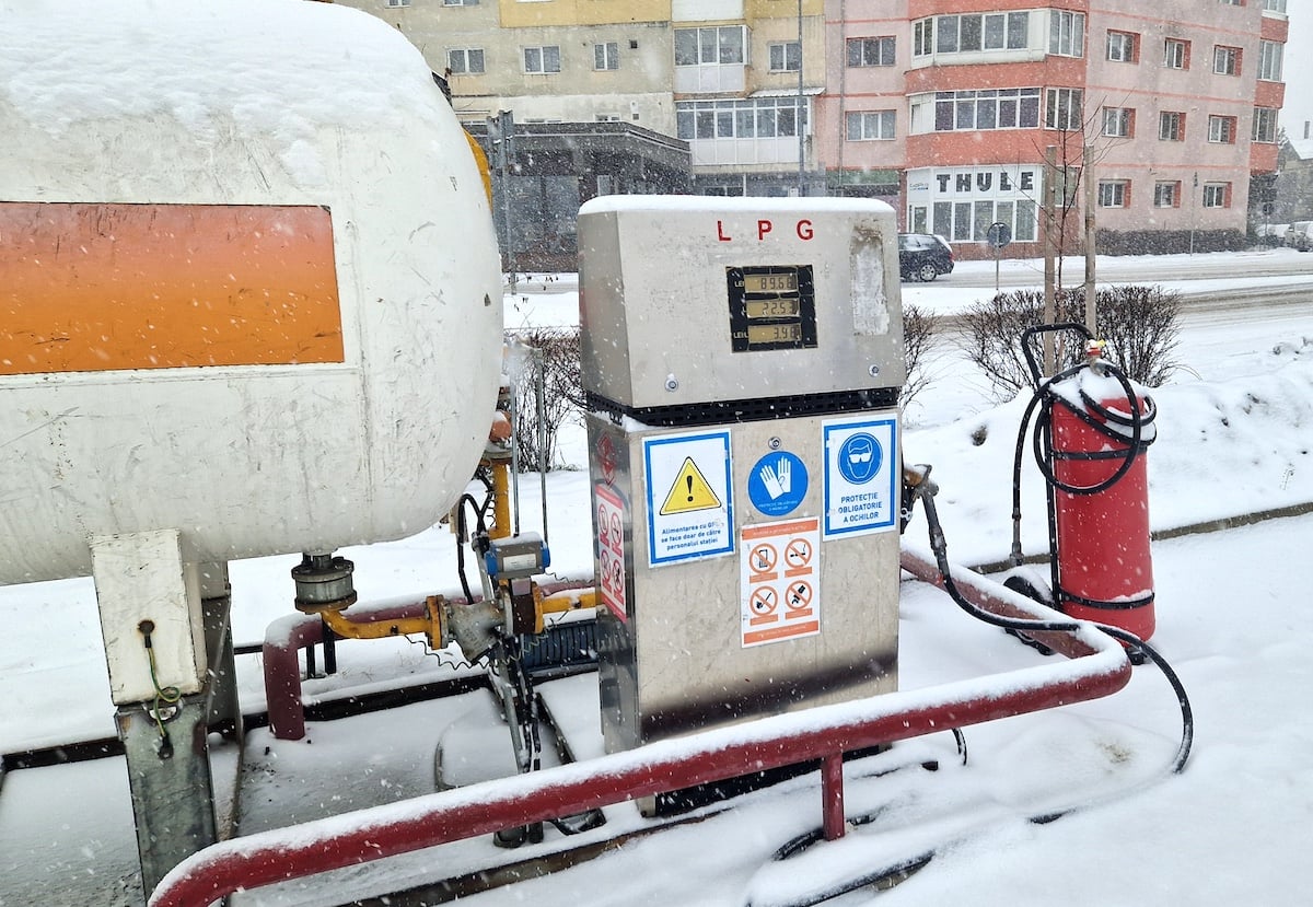 Un taximetrist spune că va da în judecată Gazprom-ul, pentru arsurile suferite după ce a încercat să alimenteze cu GPL. Administrator: „Scrie pe pompă că nu avea voie”