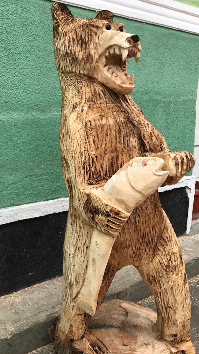 Dragoș Marius, sibianul care sculptează în lemn, cu drujba: La început, cel mai dificil a fost să stăpânesc drujba și să înțeleg lemnul