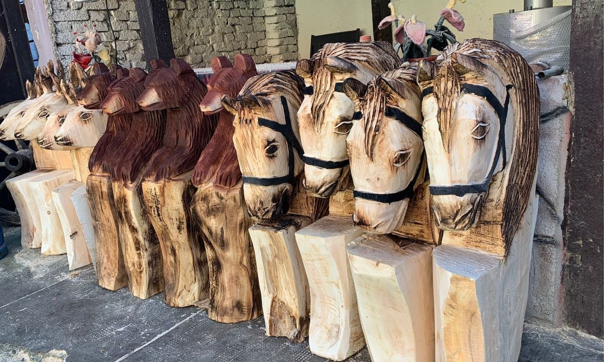 Dragoș Marius, sibianul care sculptează în lemn, cu drujba: La început, cel mai dificil a fost să stăpânesc drujba și să înțeleg lemnul