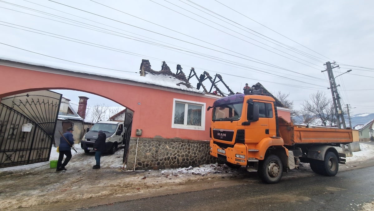Exemplu de omenie în Orlat: Zeci de locuitori au venit voluntar să ajute femeia căreia i-a ars casa și a rămas cu copiii în frig