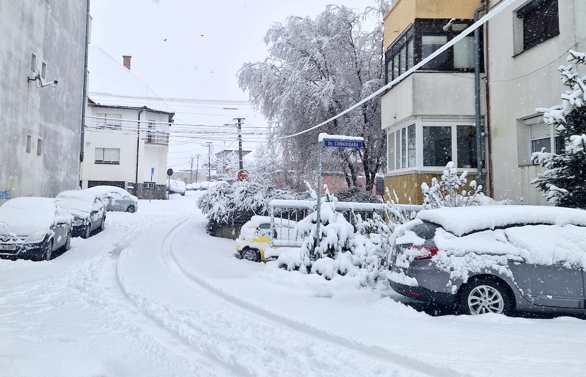 „Va ninge toată ziua. Cel mai mult a nins la Dumbrăveni și Bâlea Lac”. Autoritățile calculează peste o mie de tone de sare aruncate astă-noapte pe drumurile și străzile din Sibiu