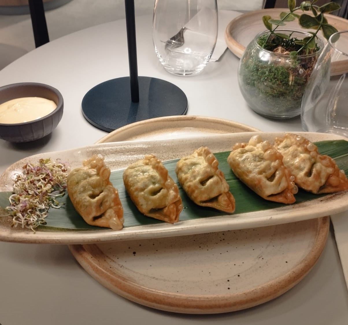 La The Wok am găsit o atmosferă caldă, un sos „mindblowing”, o mâncare picantă și un ospătar atipic Sibiului