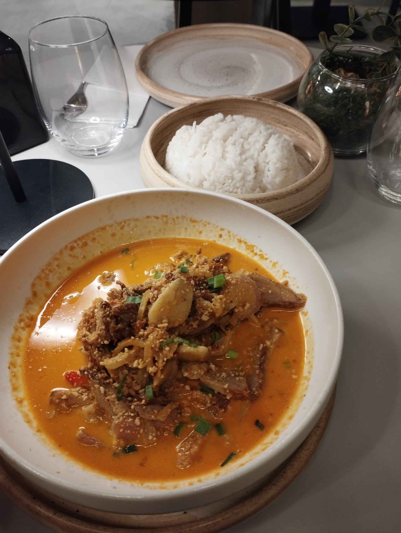 La The Wok am găsit o atmosferă caldă, un sos „mindblowing”, o mâncare picantă și un ospătar atipic Sibiului