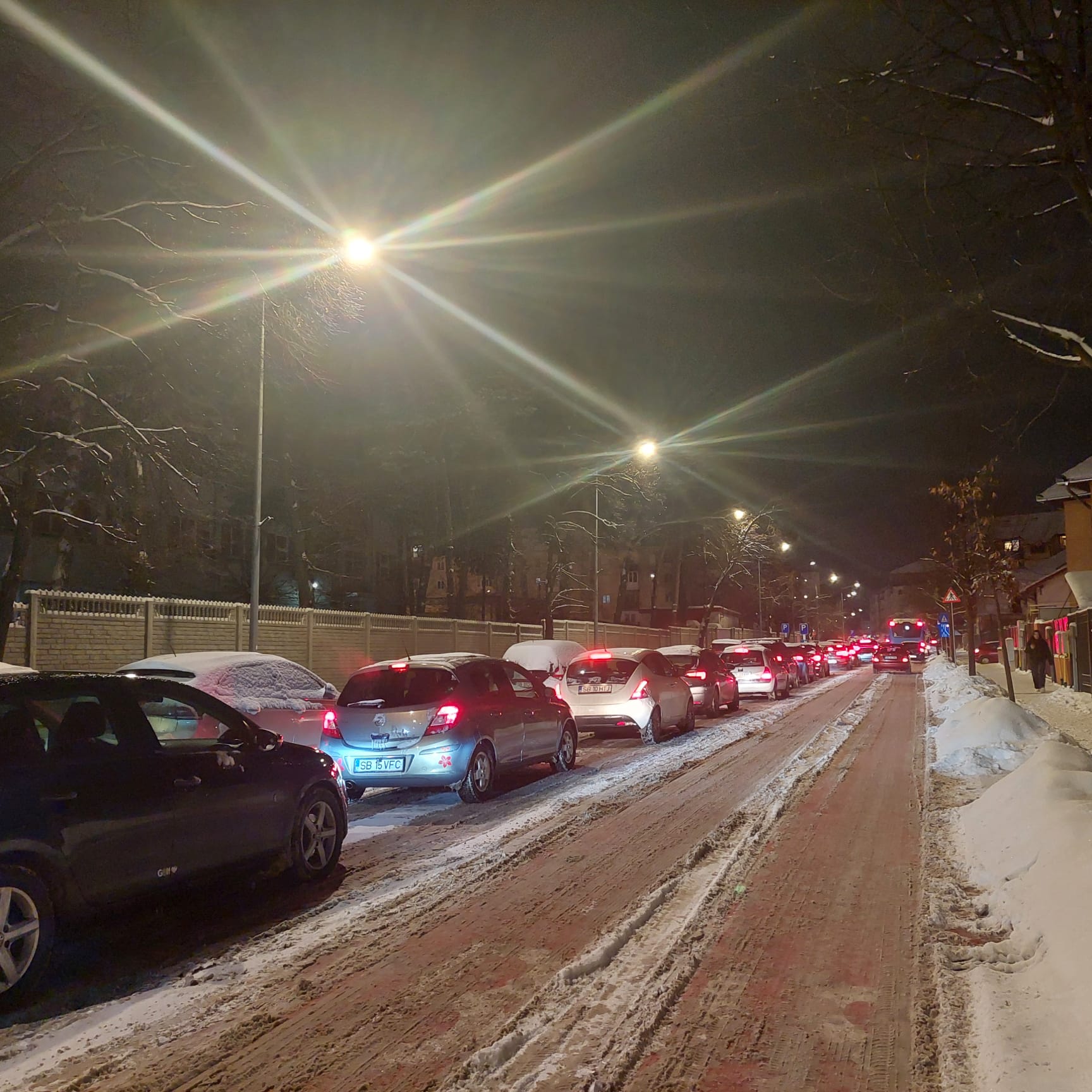 Trafic blocat spre cartierul Arhitecților. Autobuzele au și 99 de minute întârziere, pasagerii au luat-o pe jos. Șofer Tursib: Nu există educație rutieră