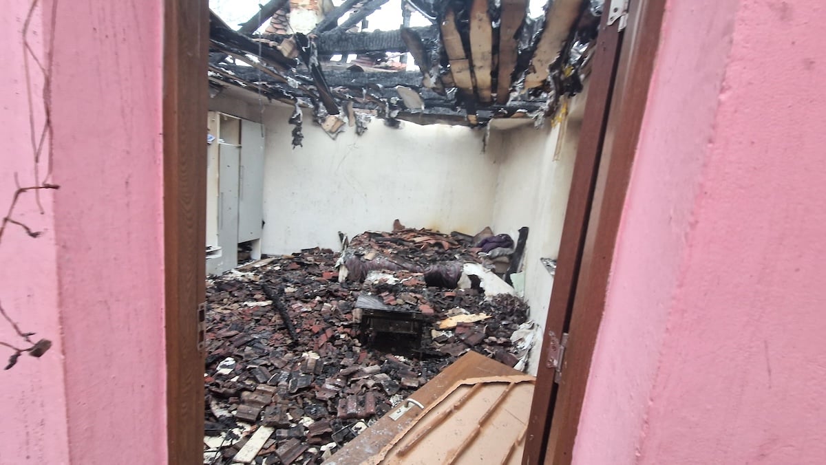 Exemplu de omenie în Orlat: Zeci de locuitori au venit voluntar să ajute femeia căreia i-a ars casa și a rămas cu copiii în frig
