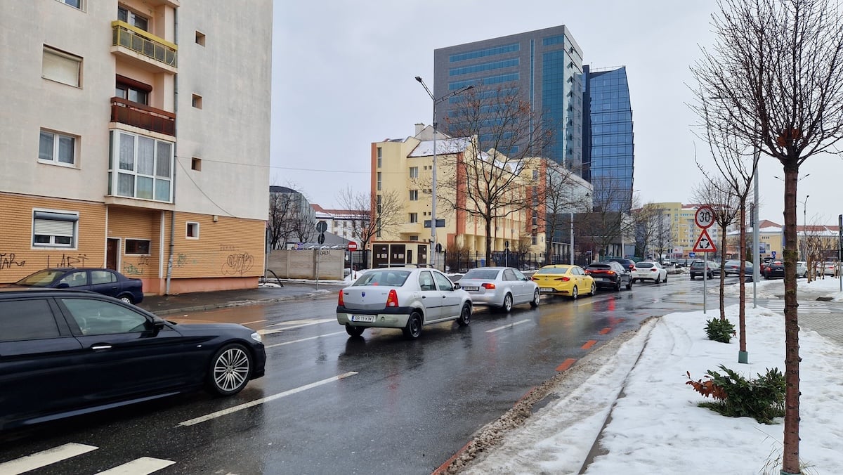 ACTUALIZARE S-a redeschis circulația pe strada Octavian Goga. A fost curățată zăpada de pe acoperișul Stadionului Municipal