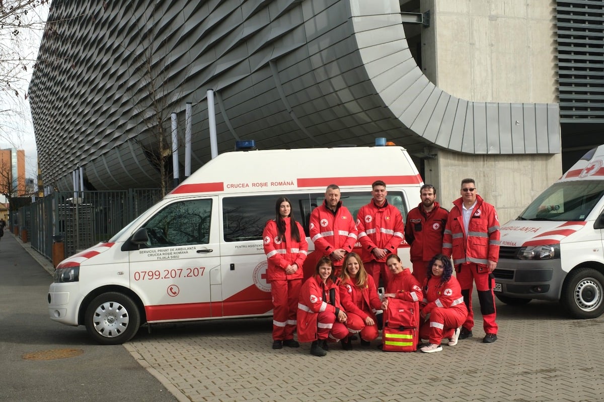 Crucea Roșie Sibiu lansează propriul serviciu privat de ambulanță cu trei mașini în flotă: „Vom oferi servicii complexe comunității, o parte gratuite”