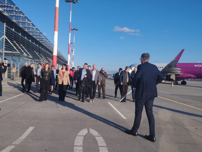 cj-aeroport-sedinta-pe-pista-gm5p