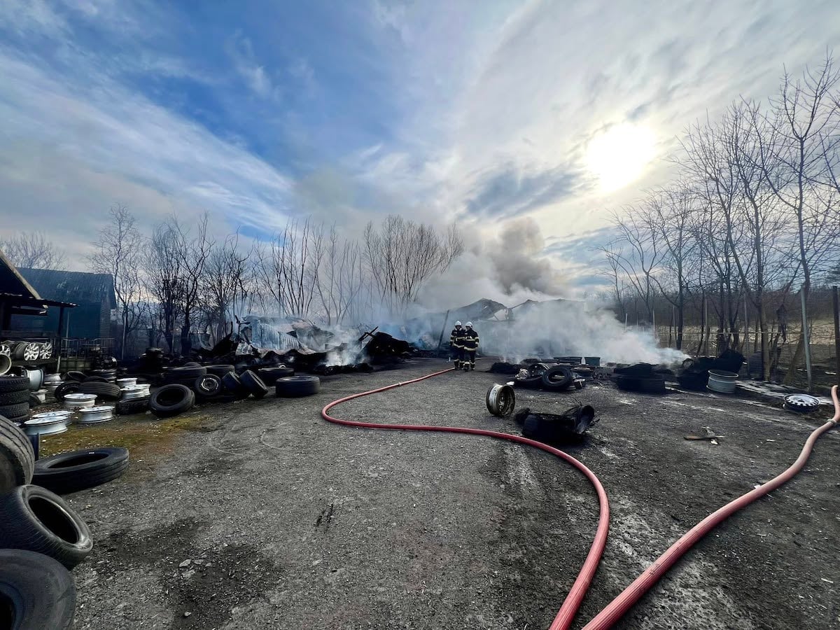 ISU Sibiu publică imagini impresionate de la incendiul din Veștem cu un mesaj ferm: „Nu mai ardeți vegetația uscată!”