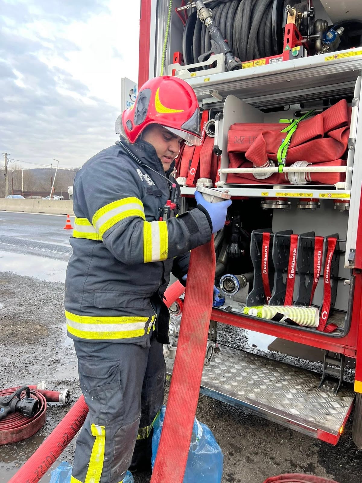 ISU Sibiu publică imagini impresionate de la incendiul din Veștem cu un mesaj ferm: „Nu mai ardeți vegetația uscată!”