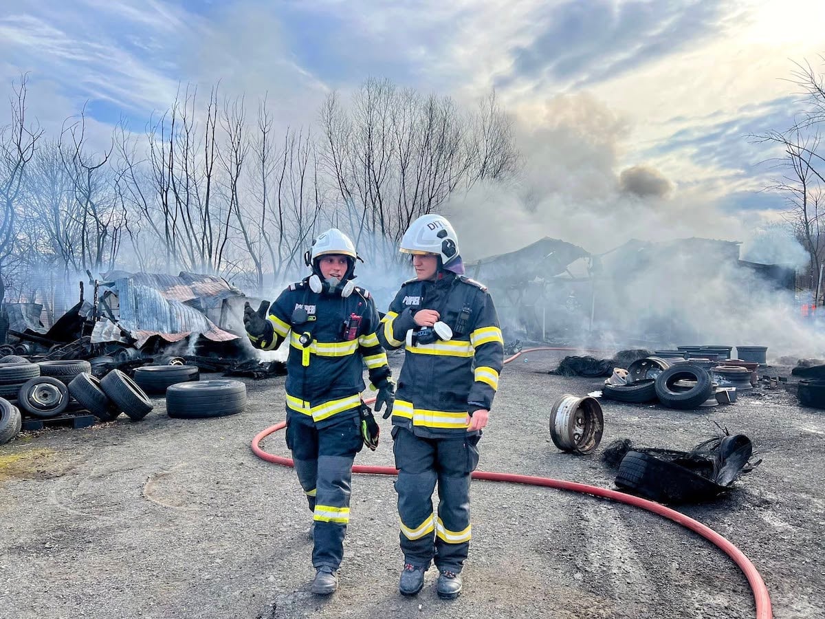 ISU Sibiu publică imagini impresionate de la incendiul din Veștem cu un mesaj ferm: „Nu mai ardeți vegetația uscată!”