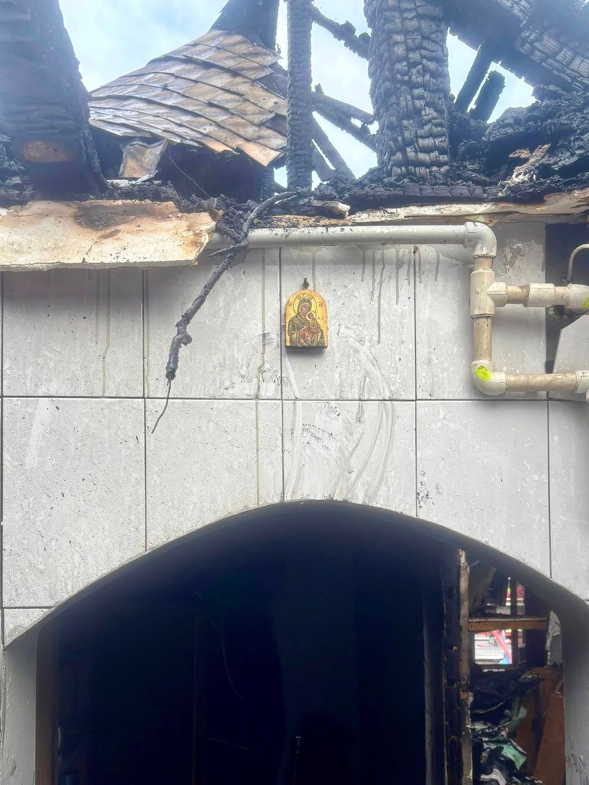 ISU Sibiu publică imagini impresionate de la incendiul din Veștem cu un mesaj ferm: „Nu mai ardeți vegetația uscată!”