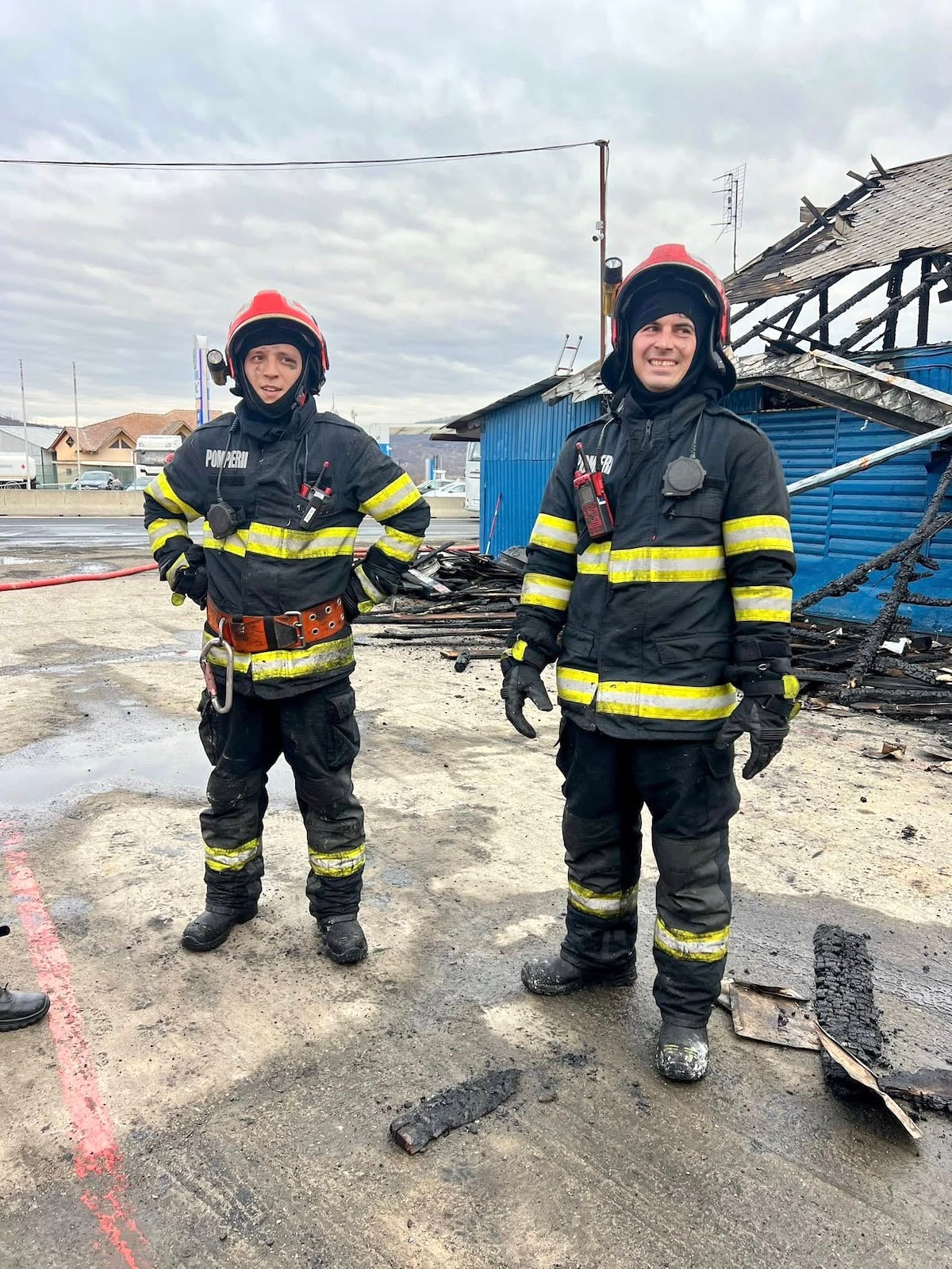 ISU Sibiu publică imagini impresionate de la incendiul din Veștem cu un mesaj ferm: „Nu mai ardeți vegetația uscată!”