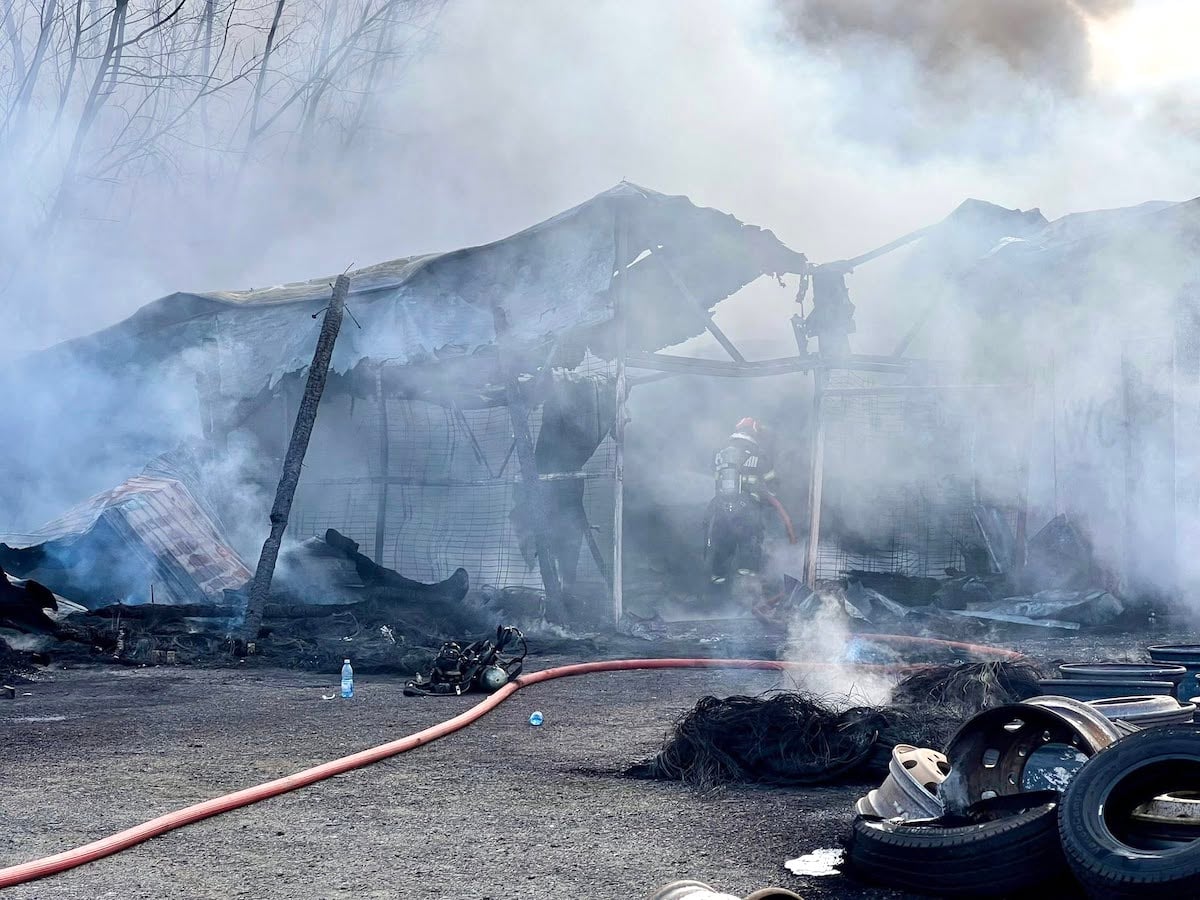 ISU Sibiu publică imagini impresionate de la incendiul din Veștem cu un mesaj ferm: „Nu mai ardeți vegetația uscată!”
