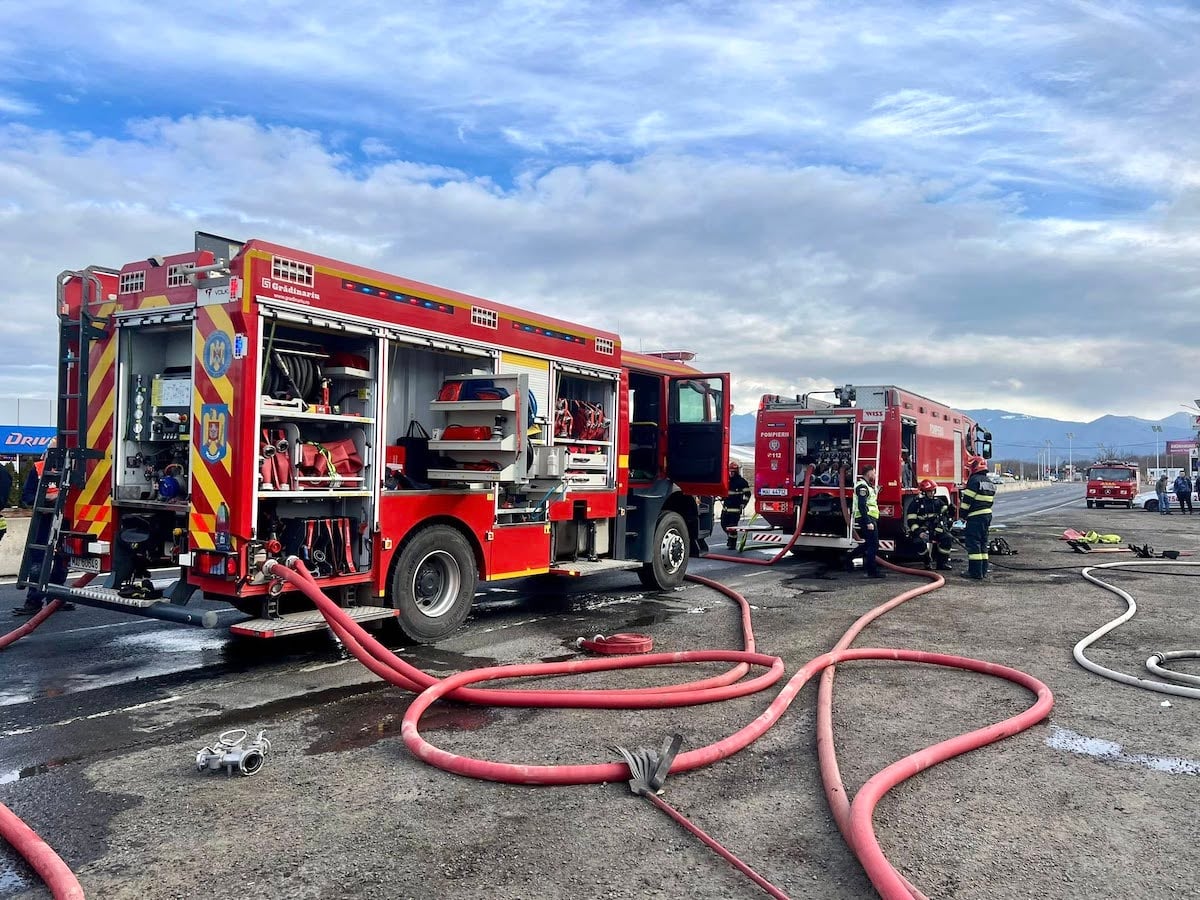 ISU Sibiu publică imagini impresionate de la incendiul din Veștem cu un mesaj ferm: „Nu mai ardeți vegetația uscată!”